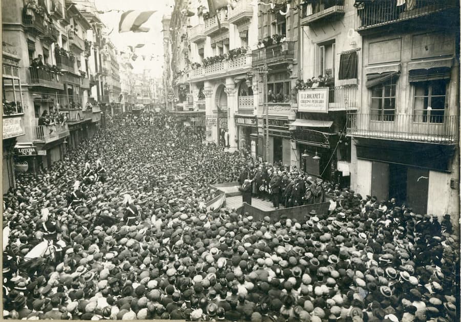 Y ENTONCES LOS ASISTENTES SE SUBIERON AL ESTRADO Y DEVORARON A LOS PONENTES