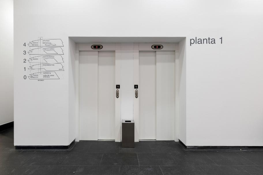 Usos infinitos. Intervención permanente en la señalética del CA2M. Dora García. Fotografía: Andrés Arranz