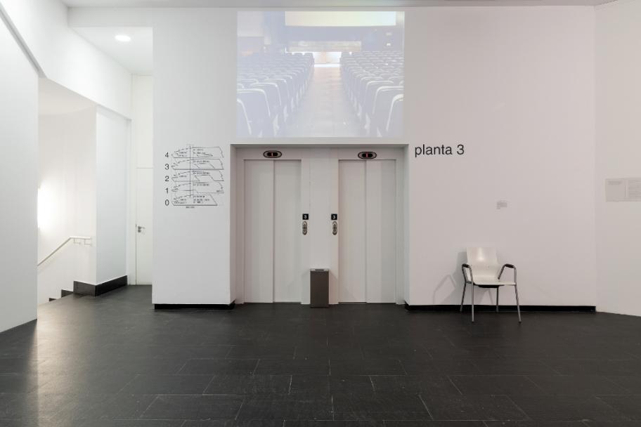 Usos infinitos. Intervención permanente en la señalética del CA2M. Dora García. Fotografía: Andrés Arranz